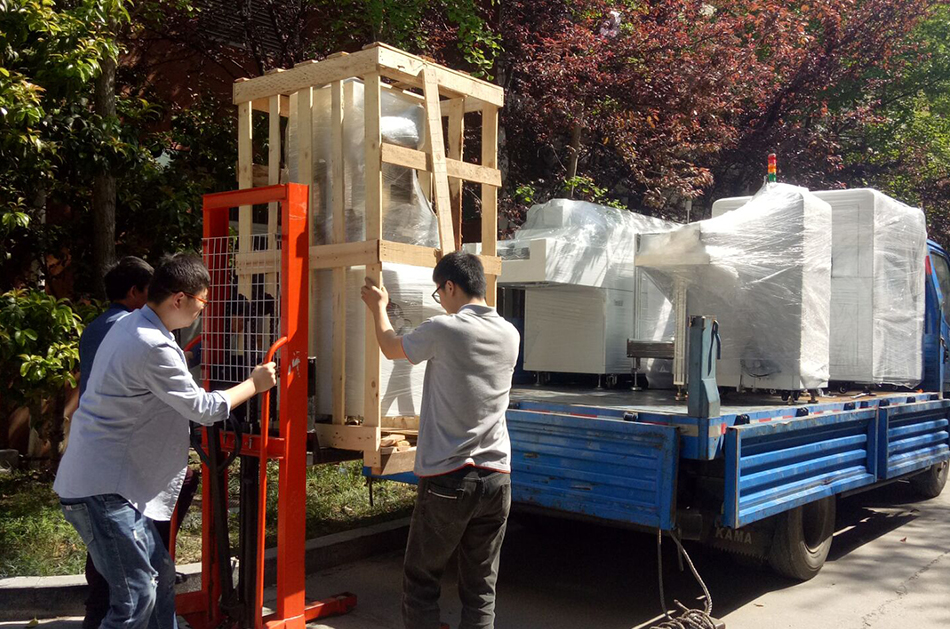 丹陽(yáng)客戶SMT設(shè)備專車(chē)送貨，貨到上門(mén)安裝調(diào)試