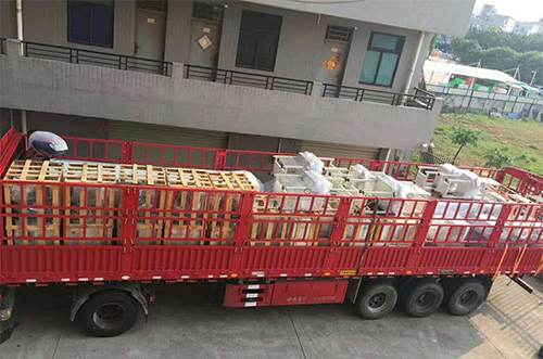 湖州客戶SMT設(shè)備專車送貨，貨到上門安裝調(diào)試
