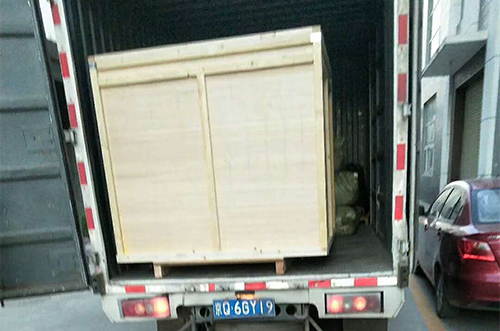 重慶客戶SMT設(shè)備專車送貨，貨到上門安裝調(diào)試