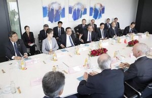 這芯片有啥奧秘，讓李克強端詳了這么久