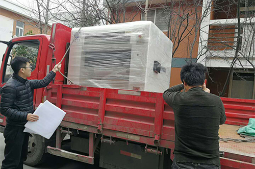 臺州客戶SMT設(shè)備專車送貨，貨到上門安裝調(diào)試